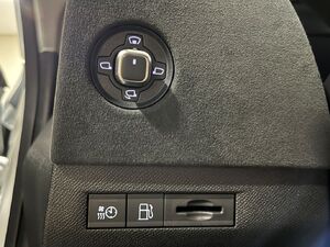 lqty_151996076_26_hd.jpg